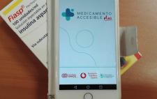  Medicamento Accesible + en pantalla móvil  y  envase del fármaco Fiasp insulina 