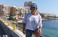Yolanda con un paisaje marino al fondo