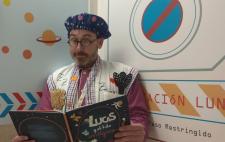 Dr. Picatoste leyendo un cuento en una habitación de hospital Dr. Picatoste leyendo un cuento en una habitación de hospital