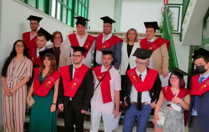 Foto de grupo de alumnos del Programa UniDiversidad de la Universidad de Extremadura tras la graduación del curso 2021-22