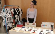 Foto de Macarena en su estand del I Congreso Nacional de Emprendimiento y Discapacidad