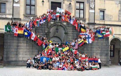 Alumnos de Colegios del Mundo Unido con banderas de diferentes países