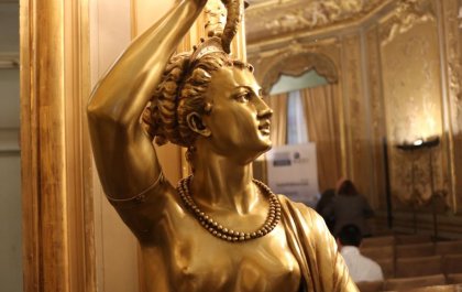 Estatua dorada de una musa en la sala Miguel de Cervantes del Museo de América