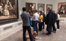 Imagen de personas con discapacidad visual ante una exposición de Velázquez en la que se ve el cuadro de 'Las Meninas'