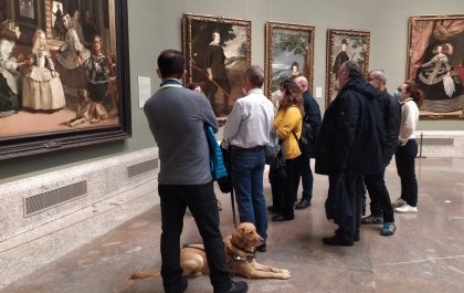 Imagen de personas con discapacidad visual ante una exposición de Velázquez en la que se ve el cuadro de 'Las Meninas'