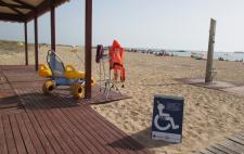 Imagen de una playa con servicio de baño adaptado con silla anfibia