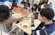 Foto de alumnos UniDiversidad durante el taller con la artista Angelica Dass, llevado a cabo con motivo de la celebración de los Derechos Humanos en la Universidad de Cantabria