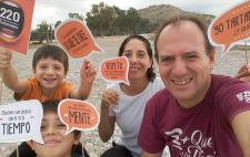 Familia con pancartas alusivas a la tartamudez