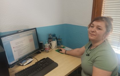 Foto de Irina trabajando con el ordenador