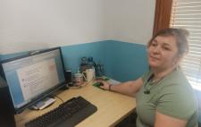 Foto de Irina trabajando con el ordenador