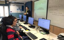 Jorge con compañeros en una clase con ordenadores