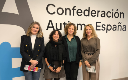 Foto en la que aparecen, de izquierda a derecha, Noelia Revuelta, policía de la Unidad de Atención a la Familia y Mujer (UFAM) de la Policía Nacional; María Verde, psicóloga del área de Investigación de Autismo España; Ruth Vidriales, directora técnica de la Confederación; María del Carmen Pavón, facultativa de UFAM     