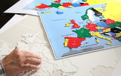 Foto de un mapa de Europa en relieve y braille