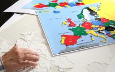 Foto de un mapa de Europa en relieve y braille