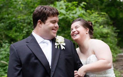 Dos personas con síndrome de Down el día de su boda