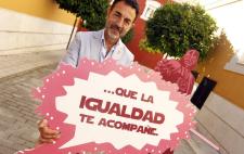 Imagen de M. Lorente con un cartel en el que se lee "...QUE LA IGUALDAD TE ACOMPAÑE"