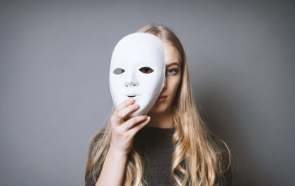Imagen de una mujer con máscara