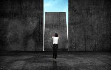 Imagen de pixabay.com en la que se ve a una persona de espaldas empujando una pared Imagen de pixabay.com en la que se ve a una persona de espaldas empujando una pared