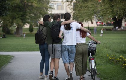 Imagen de un grupo de participantes en Serendipia vistos de espaldas