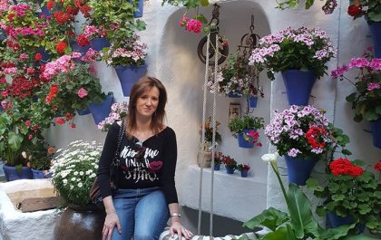 Natalia Peralta en un patio lleno de flores