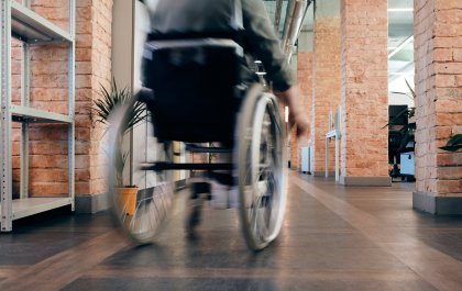 foto de una persona en silla de ruedas vista de espaldas