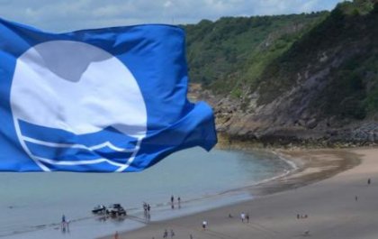 Una playa que luce bandera azul
