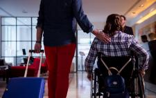 Persona en silla de ruedas en un hotel