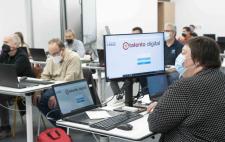 Imagen de alumnos recibiendo un curso en una de las aulas de Por Talento Digital