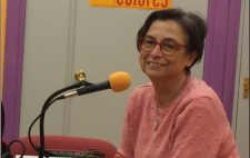 Pilar, sonriente, ante un micrófono de radio