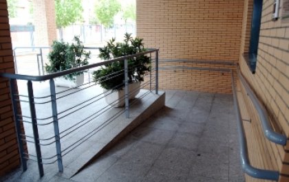 Foto de una rampa de acceso a un edificio