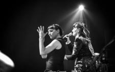 Foto de Bea y Rozalén en un concierto Wizink Center, en Madrid, hecha por Mario Pajuela