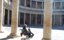 Turistas en silla de ruedas contemplan la Alhambra