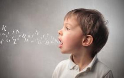 Imagen de un niño al que le salen letras de la boca abierta