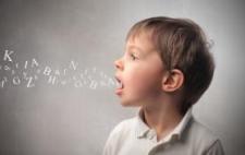 Imagen de un niño al que le salen letras de la boca abierta Imagen de un niño al que le salen letras de la boca abierta