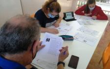 Foto en la que se ve a validadores trabajando con los textos alrededor de una mesa