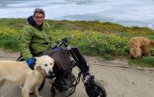 Francisco acompañado de un perro en un espacio verde