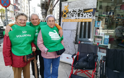 Imagen de un grupo de voluntarios mayores en una actividad de Lugo