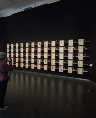 Mujer de espaldas mirando la exposición 