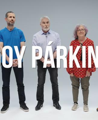 Imagen de varias personas de pie tapadas en la parte de la cintura por el rótulo "NO SOY PARKINSON"