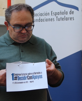 Imagen de Santi durante una presentación 