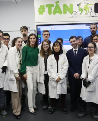 Foto de grupo de los alumnos de Tandem Algoritmo Verde con la reina Letizia, que les visitó tras la entrega de los Premios Discapnet
