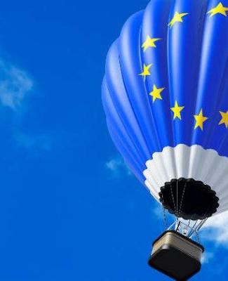 Imagen de un globo aerostático con el logo de la Unión Europea
