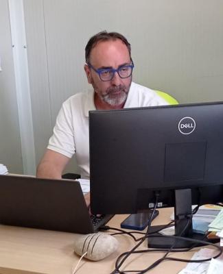Antonio trabajando con pantallas de ordenador 