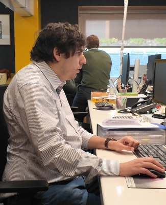 Foto de Borja trabajando ante un ordenador 
