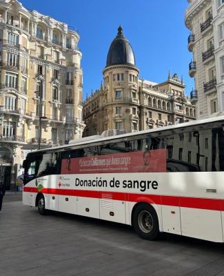 Bus de donación de sangre en el centro de Madrid 