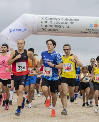 Corredores participando en la carrera
