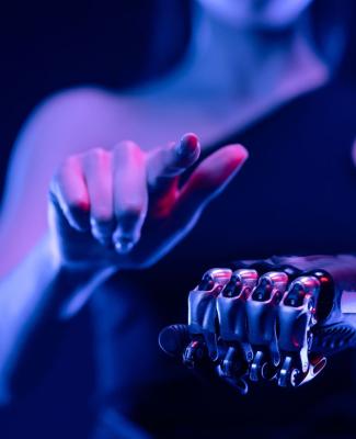 Imagen de una mano robótica sosteniendo un micrófono 