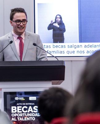 Javier interviniendo en atril el día de la entrega de becas 