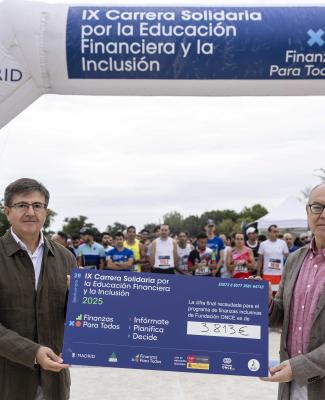 Foto de la entrega del cheque del dinero recaudado a Fundación ONCE 