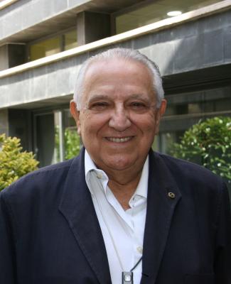 Pedro Cuesta en un exterior con zona verde
